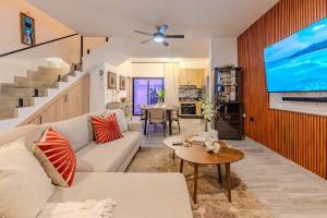 een woonkamer met een bank en een tv bij Private Villa in Punta Cana with Pool and Jacuzzi in Punta Cana