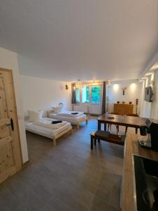 เตียงในห้องที่ Eigenes ruhiges Appartement mit Küche und Terasse Chemnitz