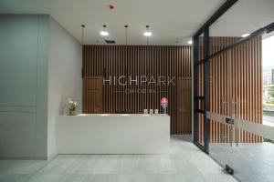 a lobby with a large white tub in a building at High Park 94 by Jalo in Bogotá