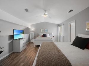 Postel nebo postele na pokoji v ubytování August Breeze - Beach, Fun, Sun, Close to Sights