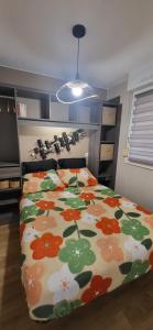 เตียงในห้องที่ Appartement les hauts de balaruc L' escapade T2 rénové parking climatisation et piscine +22 ภาพ