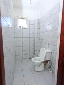 モンバサにあるVee Jcc Apartmentsのトイレと窓のある白いバスルーム