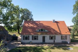 SchmöllnにあるApartment auf historischem Dreiseitenhof in der Uckermarkのオレンジ色の屋根の白い家 +13枚の写真