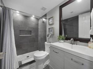 Koupelna v ubytování August Breeze - Beach, Fun, Sun, Close to Sights + 18 fotografií