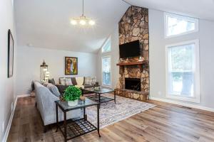 TV a/nebo společenská místnost v ubytování Tranquil Forest in the heart of Roswell