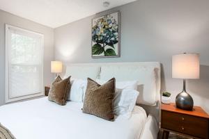 Postel nebo postele na pokoji v ubytování Tranquil Forest in the heart of Roswell