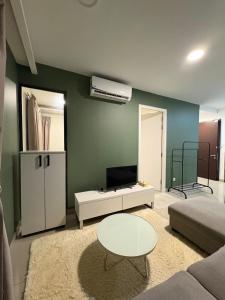 ein Wohnzimmer mit Sofa und Tisch in der Unterkunft Eclipse Residence in Cyberjaya