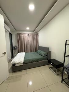 ein Schlafzimmer mit einem Bett in einem Zimmer mit einem Fenster in der Unterkunft Eclipse Residence in Cyberjaya + 27 Fotos