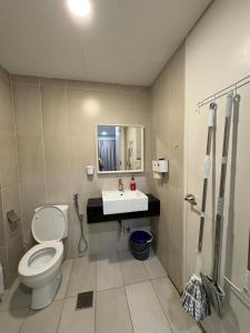 ein Badezimmer mit Toilette und Waschbecken in der Unterkunft Eclipse Residence in Cyberjaya