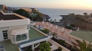 una vista aérea de un edificio y del océano en VV Paraíso Del Sur, en Playa Paraiso