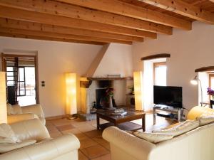 Χώρος καθιστικού στο Maison 6p, 3ch, piscine chauffée, rivière, randonnée, proche VALLON Pt d'Arc