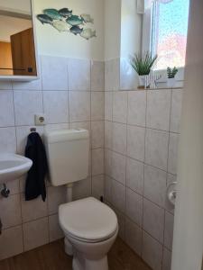 Ένα μπάνιο στο Ferienhaus Watt'n Glück - vollständig eingezäunt - in Neßmersiel +13 φωτογραφίες