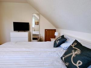 Ένα ή περισσότερα κρεβάτια σε δωμάτιο στο Ferienhaus Watt'n Glück - vollständig eingezäunt - in Neßmersiel