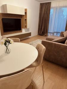 Una sala de estar con una mesa blanca y un sofá. en Atria House, en Bucarest
