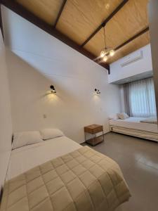 サン・ベルナルディーノにあるCasa Vacacional, Anfiteatro San Bernardinoのベッド2台と窓のある寝室 +33枚の写真