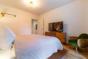 Et tv og/eller underholdning på Retro Suite Stylish 2 Bedroom Apartment near Central Station