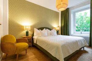 En eller flere senge i et værelse på Retro Suite Stylish 2 Bedroom Apartment near Central Station