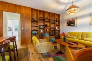 Et opholdsområde på Retro Suite Stylish 2 Bedroom Apartment near Central Station