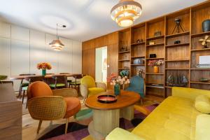 Et opholdsområde på Retro Suite Stylish 2 Bedroom Apartment near Central Station + 35 billeder