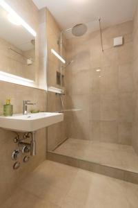 Et badeværelse på Retro Suite Stylish 2 Bedroom Apartment near Central Station