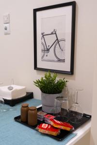 アテネにあるMonzaの自転車の絵が飾られたテーブル
