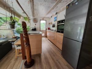 cocina con nevera grande y mesa en L Atelier, en Quartier de Lorient