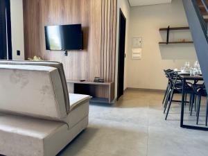 Μια τηλεόραση ή/και κέντρο ψυχαγωγίας στο Lofts completos em Sinop MT