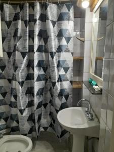 een badkamer met wastafel en toilet bij Monoambiente in La Porteña