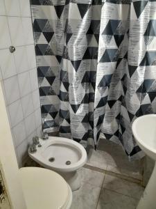 een badkamer met toilet en wastafel bij Monoambiente in La Porteña