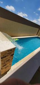 ein Schwimmbad mit Frisbee im Wasser in der Unterkunft Maison piscine privée 