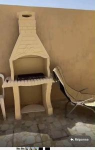 ein weißes Klavier neben einem Stuhl in der Unterkunft Maison piscine privée 