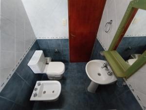 a bathroom with a toilet and a sink and a mirror at CHALET DE VACACIONES i in Ostende