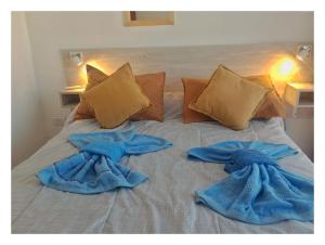 a bed with blue towels on top of it at Nuez de la Isla "Azulita Apart" PEATONAL a 6 cuadras! Luminoso y con Balcón al frente Previa seña in Paraná