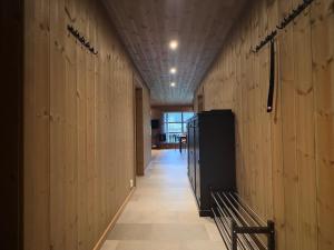 einem Flur eines Gebäudes mit Holzwänden und einem Flur sidx sidx in der Unterkunft Alpine Crown Trysil in Trysil