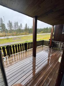ein Blick von der Innenseite eines Decks mit Wasser darauf in der Unterkunft Alpine Crown Trysil in Trysil