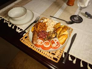 un plato de comida sentado sobre una mesa en Madalitso Guest House & Airport Services, en Lusaka
