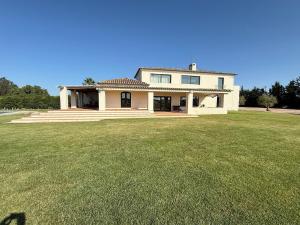 ein großes Haus mit einem großen Rasenplatz in der Unterkunft Casa da Retorta in Casa Branca