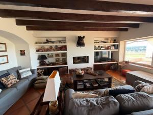 ein Wohnzimmer mit Sofa und Tisch in der Unterkunft Casa da Retorta in Casa Branca