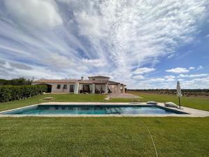 ein Haus mit einem Swimmingpool im Hof in der Unterkunft Casa da Retorta in Casa Branca