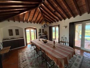 ein großes Esszimmer mit einem langen Tisch in einem Haus in der Unterkunft Casa da Retorta in Casa Branca