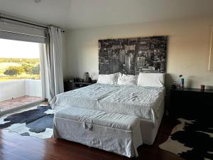 ein Schlafzimmer mit einem großen Bett und einem großen Fenster in der Unterkunft Casa da Retorta in Casa Branca + 30 Fotos