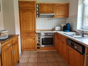 Η κουζίνα ή μικρή κουζίνα στο Ferienhaus Watt'n Glück - vollständig eingezäunt - in Neßmersiel