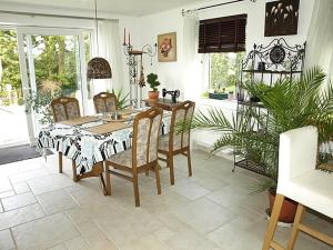 une salle à manger avec une table, des chaises et des plantes dans l'établissement Ferienwohnung Sorpesee, à Sundern