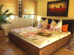 - un lit avec un plateau dans une chambre dans l'établissement Ferienwohnung Sorpesee, à Sundern