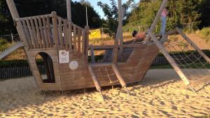 Une personne est assise sur une balançoire. dans l'établissement Ferienwohnung Sorpesee, à Sundern 14 autres photos