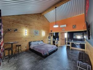 Un dormitorio con una cama, un escritorio y una mesa. en Private Retreat with Pond, Pool and Hot Tub, en Boyd