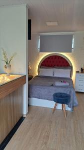 Ένα ή περισσότερα κρεβάτια σε δωμάτιο στο Chalé romântico com vista para as montanhas