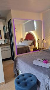 Ένα ή περισσότερα κρεβάτια σε δωμάτιο στο Chalé romântico com vista para as montanhas +11 φωτογραφίες