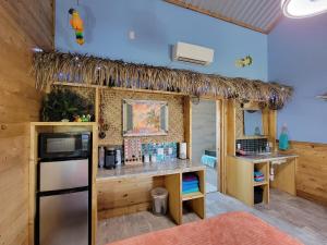 Una cocina con encimera y fregadero en una habitación. en Private Retreat with Pond, Pool and Hot Tub, en Boyd