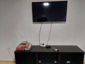 レスコヴァツにあるSouth Happinessのテーブルの上に置かれた薄型テレビ +16枚の写真